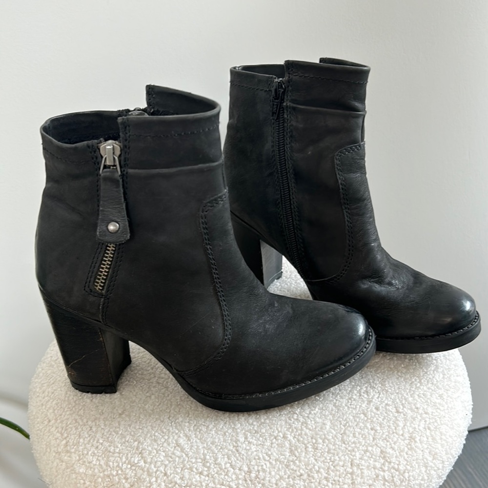 Manas Italy Black Leather Heeled Boots 37/7 EUC